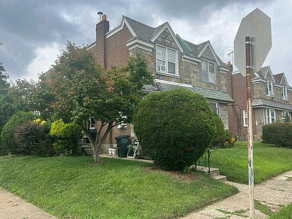 3rd image of 826 Fanshawe St