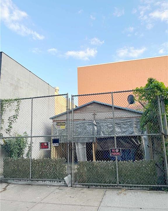 1st image of 876 Livonia Ave