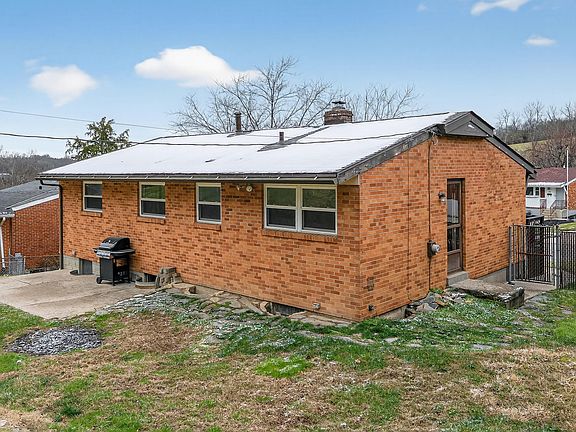 4th image of 20 Elmwood Cir