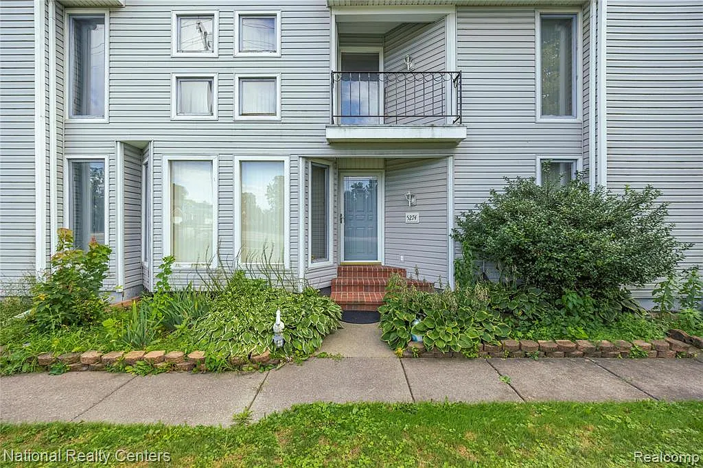 2 bed, 1.5 bath, 1323 sqft, $1,600 — Photo 3