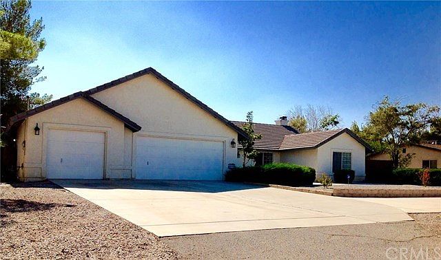 GORGEOUS HOME WITH OVERSIZE 3 CAR GARAGE AND BEAUTIFUL CURB APPEAL!!
