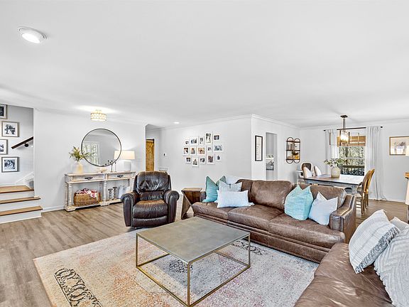 3rd image of 5132 Selkirk Dr