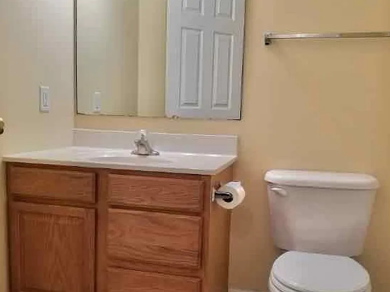 33 Sara Ln - Hallway Full Bath