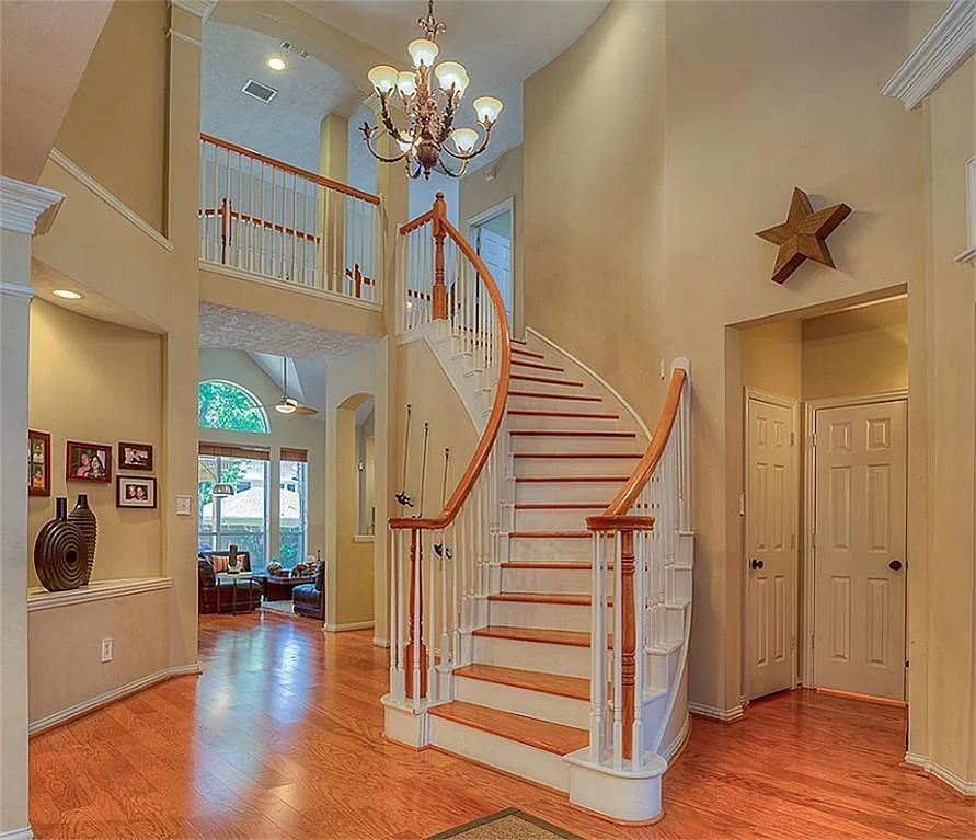 5 bed, 4.5 bath, 3823 sqft, $6,000 — Photo 3