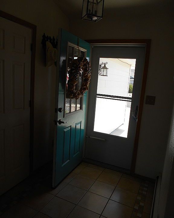 Foyer entry approx 6'x7'