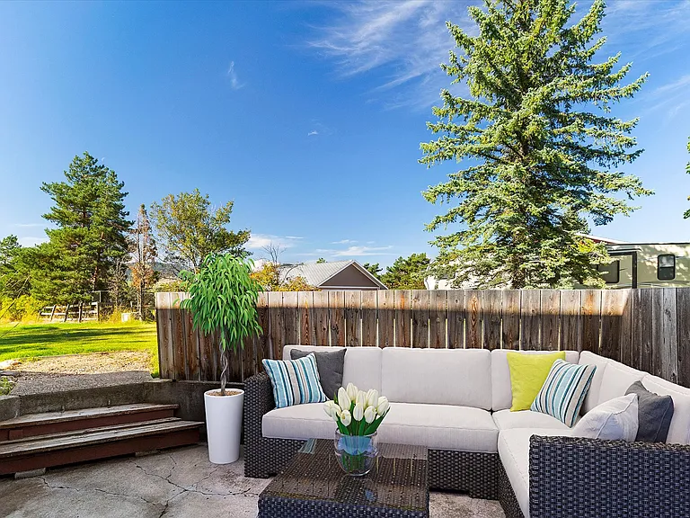 Digitally Staged. Currently not furnished. Furnishings can be provided for a higher rental rate. Inquire with manager.