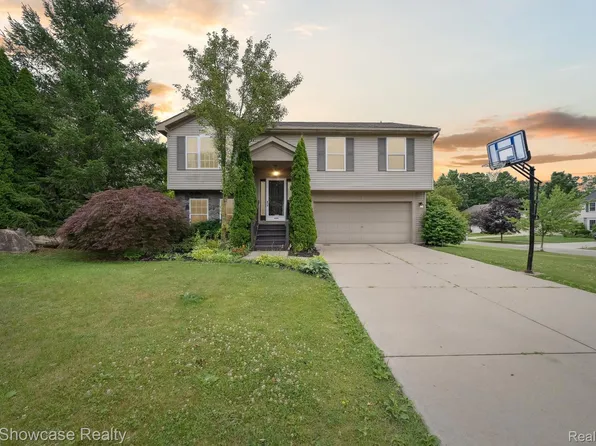 2738 Birchwood Dr, Waterford, MI 48329