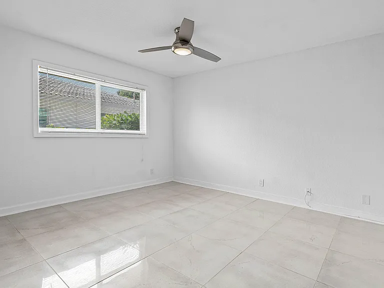 231 SW 6th St — Photo 13