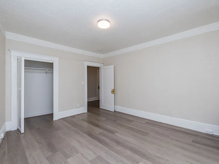 240 Grand — Photo 14