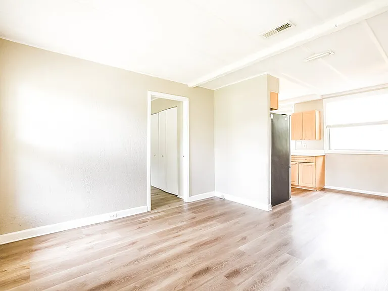542 Colonnades Cv — Photo 6