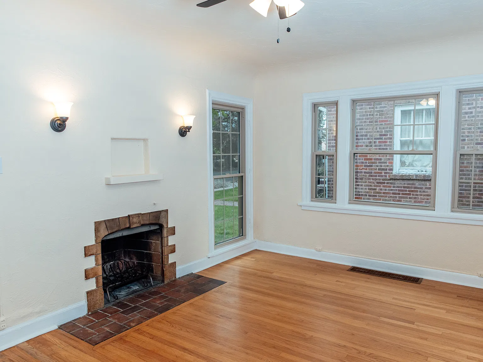 3 bed, 2236 sqft, $3,975 — Photo 2