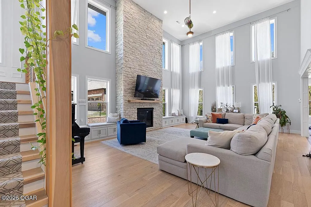 6 bed, 5.5 bath, 7158 sqft, $6,500 — Photo 3