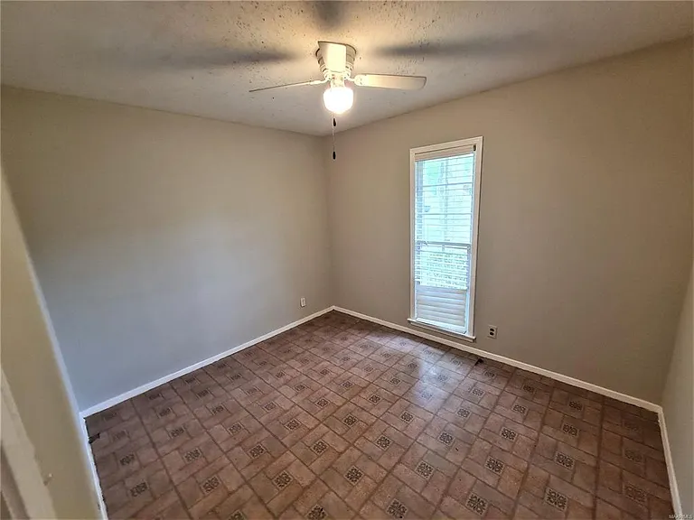 516 Lawndale Ln — Photo 11