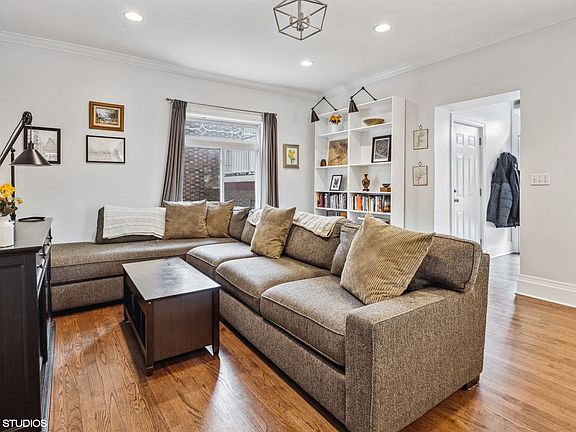 3rd image of 905 W Lakeside Pl APT 1R