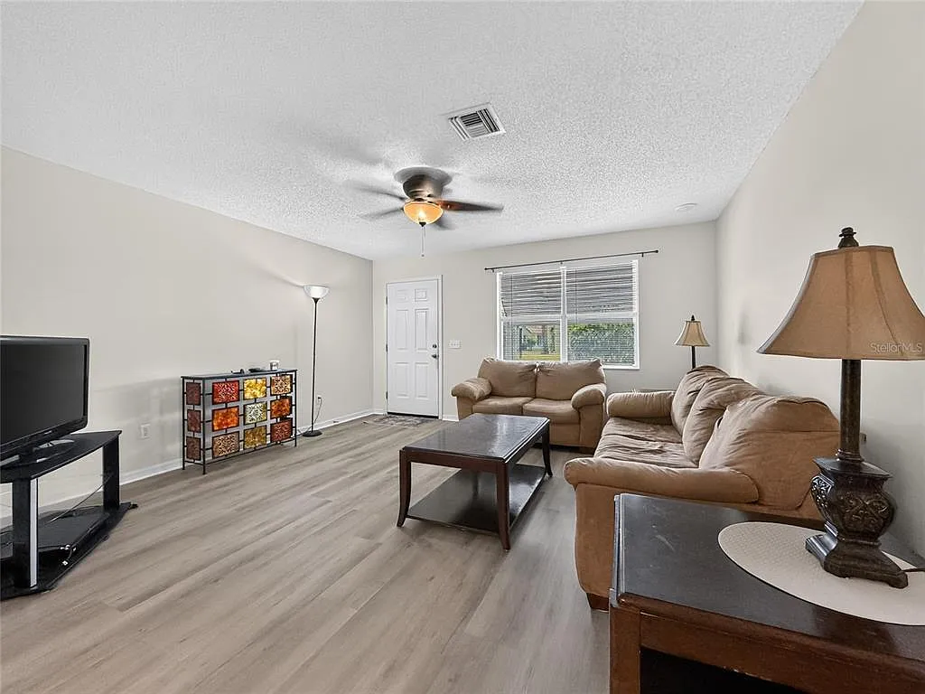2 bed, 2.0 bath, 1040 sqft, $1,899 — Photo 4
