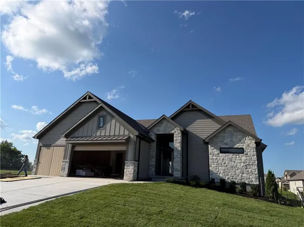 1100 Deer Run Dr, Greenwood, MO 64034
