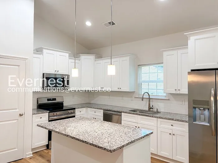 2126 2nd St — Photo 3