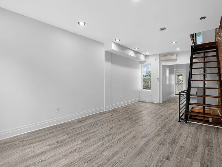 1302 N Dover St — Photo 17