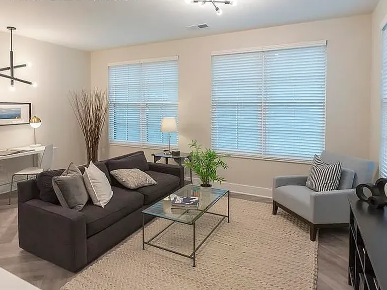 Beautiful luxury apartments available close to downtown! — Photo 52
