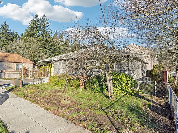 4th image of 10985 SE Holgate Blvd
