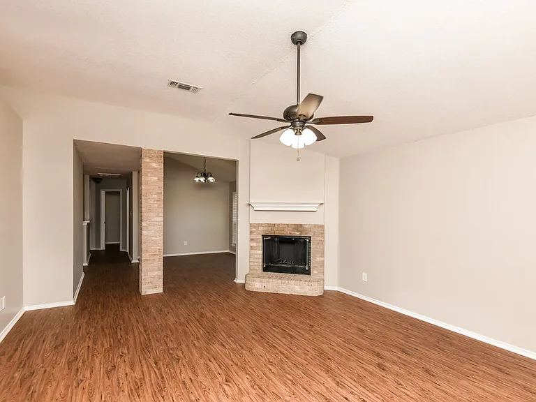 415 Faircrest Dr — Photo 4