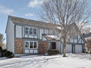 12713 Wenonga Ln, Leawood, KS 66209
