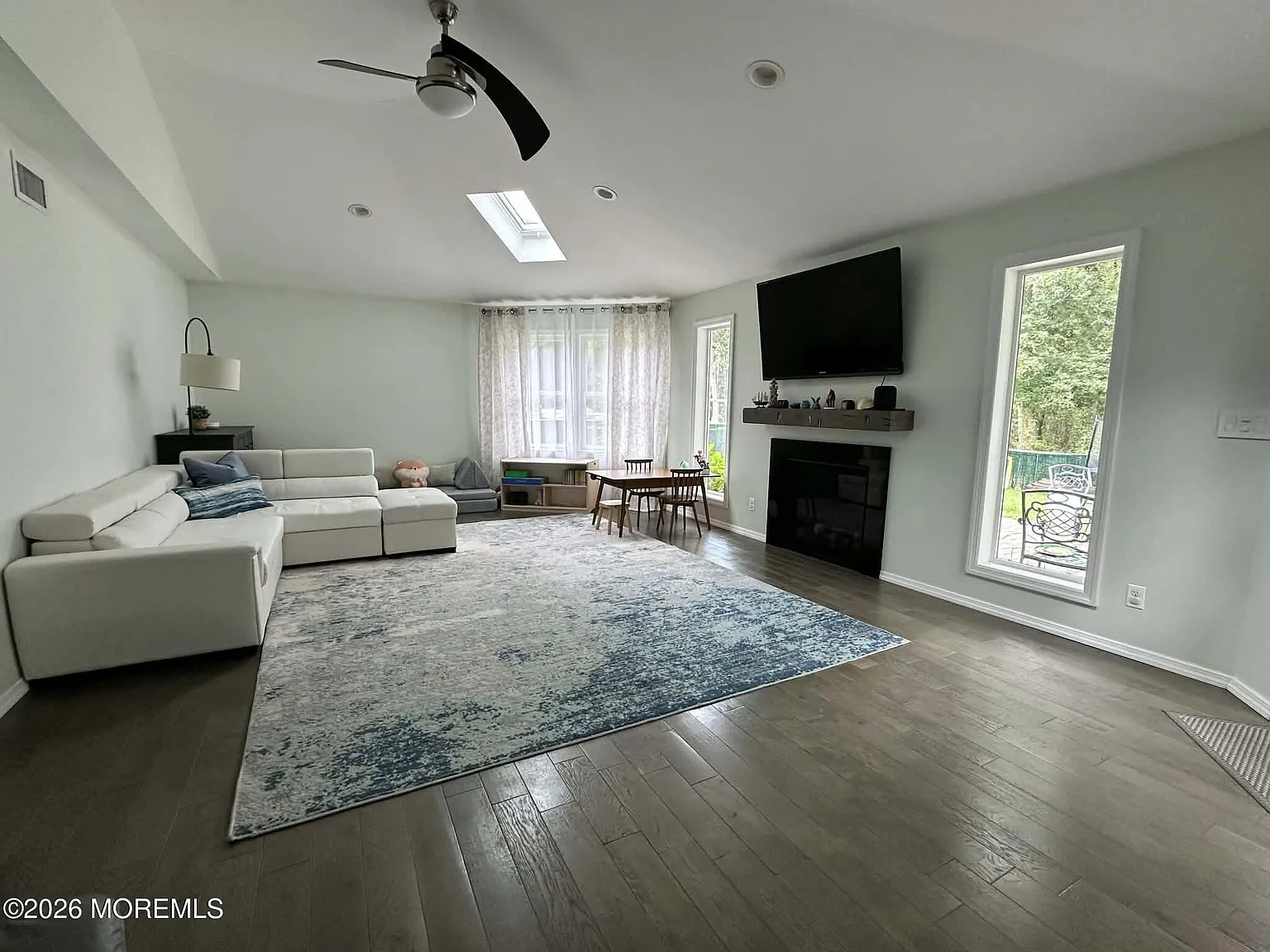 3 bed, 1900 sqft, $3,600 — Photo 2