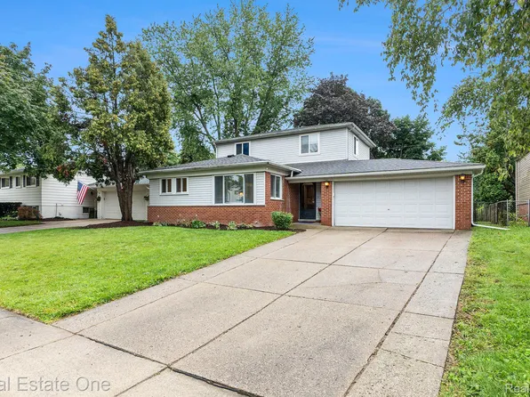 2576 Crofthill Dr, Auburn Hills, MI 48326