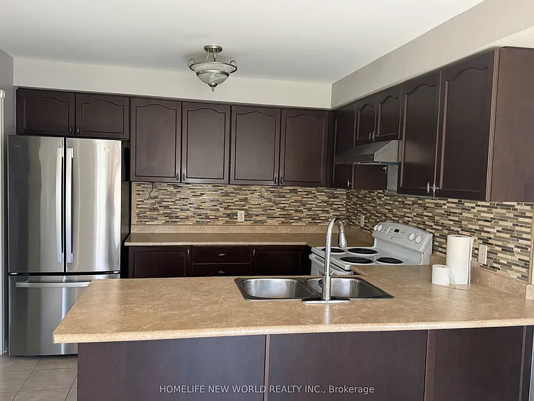 1284 Gyatt Cres — Photo 5