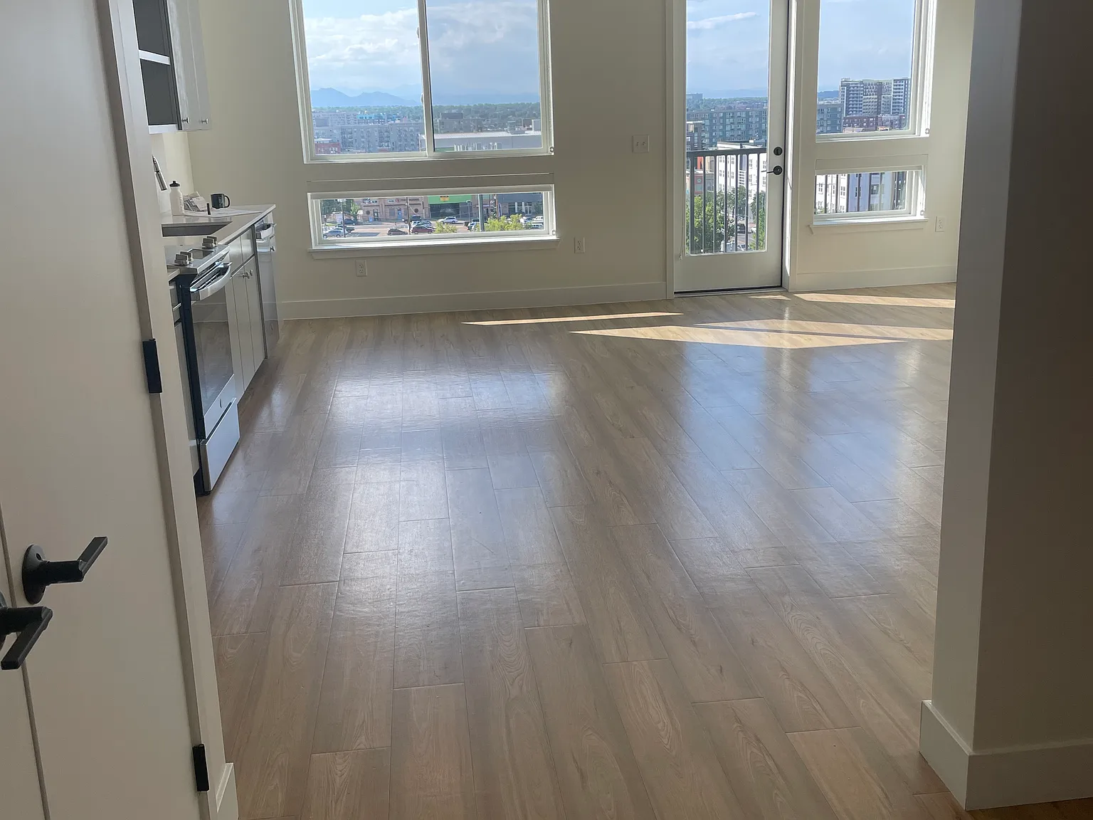 1 bed, 727 sqft, $2,193 — Photo 2