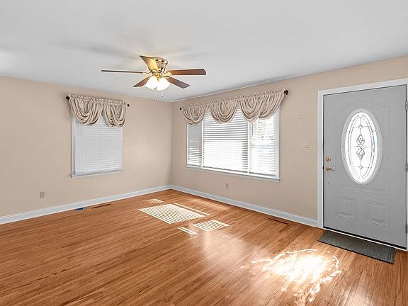 4th image of 3620 Hawthorne Dr