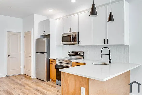3 bed, 871 sqft, $2,000 — Photo 2