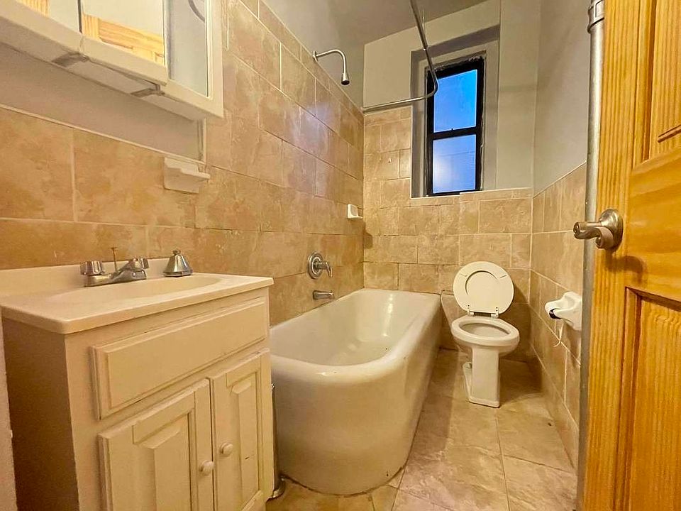 2nd image of 646 Argyle Rd #6A