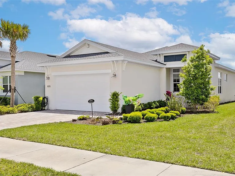 819 Liliana Dr — Photo 2