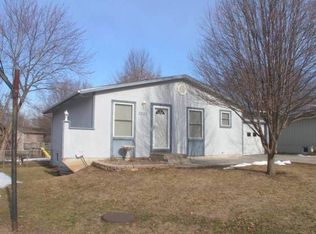 3825 SW Cambridge Ter, Topeka, KS 66610