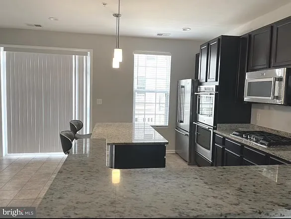 4 bed, 3.5 bath, 1869 sqft, $1,200 — Photo 3