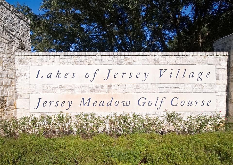 1st image of 2 Oakmont Ct