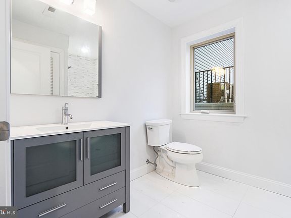 4th image of 41-43 W Wildey St
