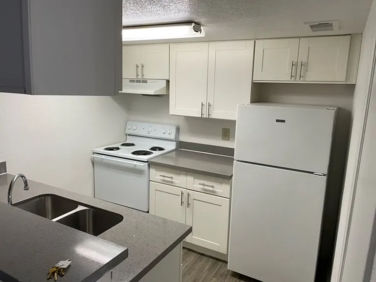 Emerald Cove Apartments — Photo 122