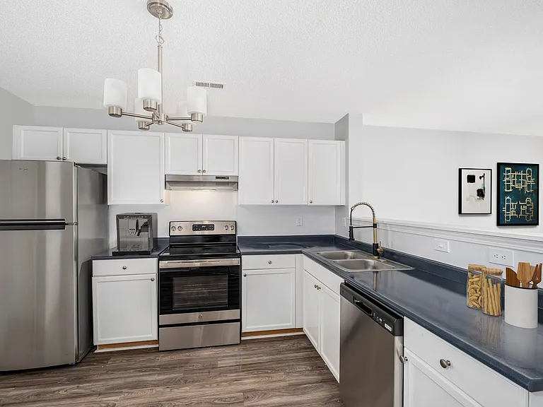 Carlson Bay Luxury Apartments — Photo 35