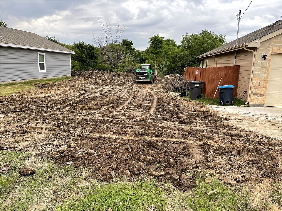 2nd image of 1039 E Magnolia Ave