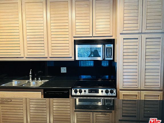 5th image of 999-301 N Doheny Dr