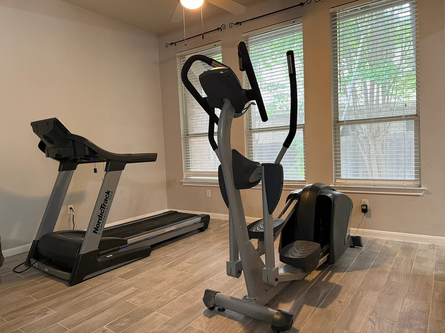 4 bed, 2339 sqft, $4,400 — Photo 3