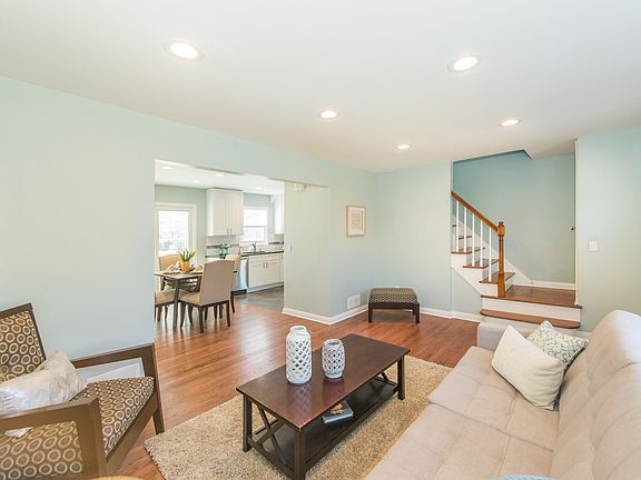 3rd image of 450 Broughton Ave
