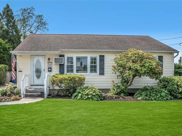 50 Mohawk Drive, North Babylon, NY 11703