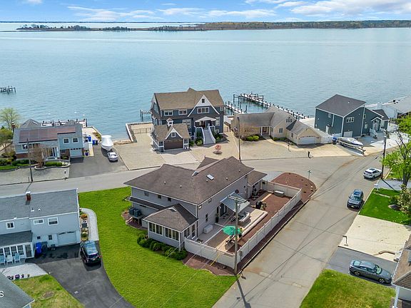 3rd image of 16 Bay Breeze Drive W