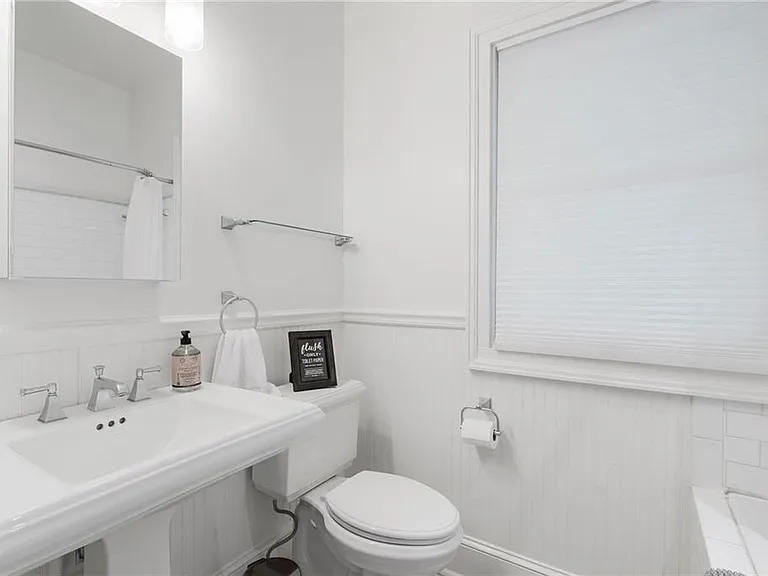 663 Yorkshire Rd NE — Photo 37