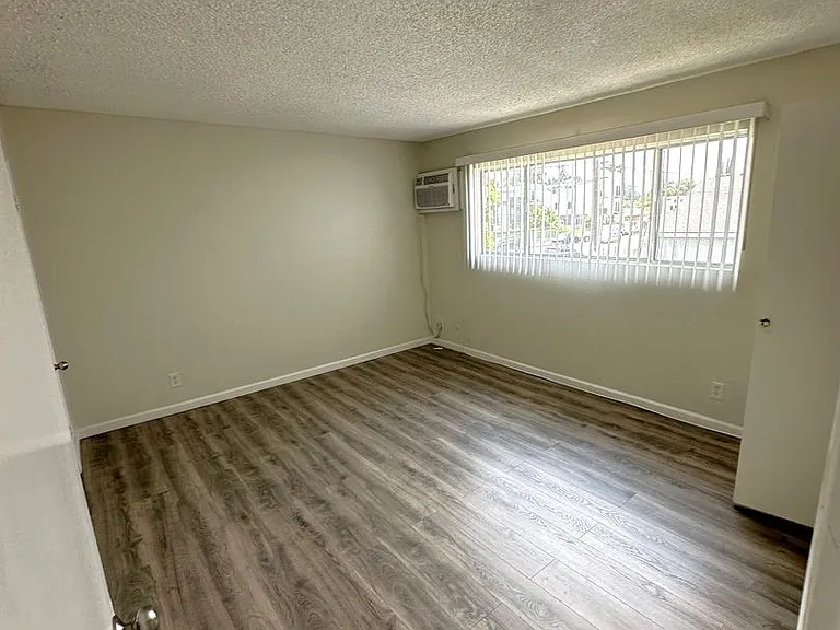 13825 Vanowen St #7 — Photo 6