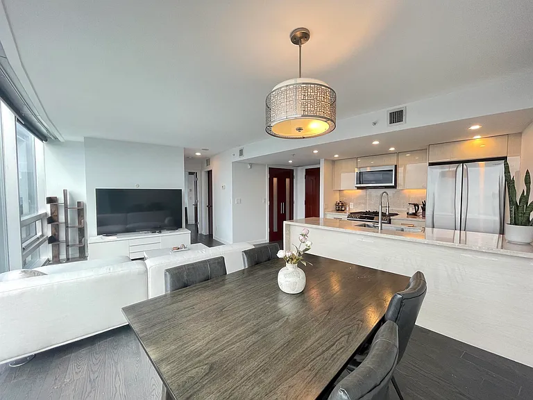 938 Nelson St — Photo 3