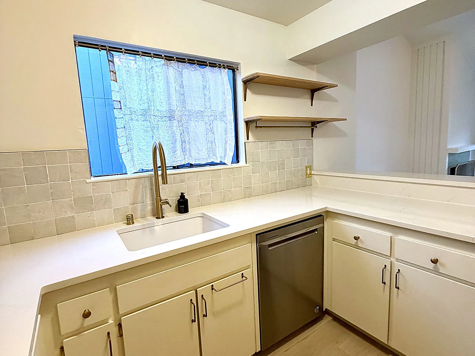 2 bed, 956 sqft, $4,200 — Photo 3